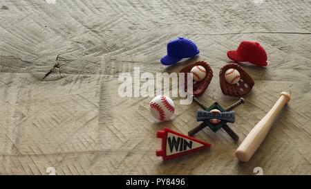 Baseball Mützen und Handschuh mit Ball und Schläger auf einer natürlichen Holzoberfläche mit Writing Space Stockfoto