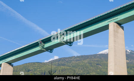 Nahaufnahme auf Erhaltung Plattformen an der Autobahnbrücke, Brenner Stockfoto