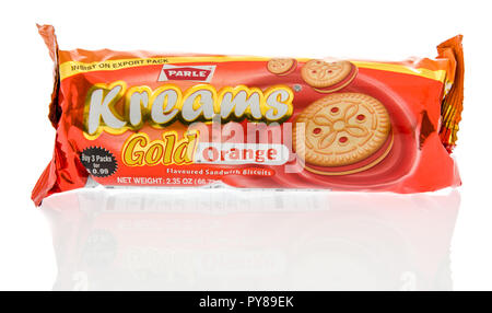 Winneconne, WI - 14. Oktober 2018: ein Paket von Parle Kreams gold orange Cookies aus Indien auf einem isolierten Hintergrund. Stockfoto
