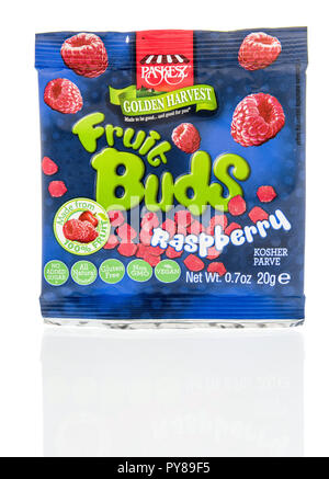 Winneconne, WI - 14. Oktober 2018: ein Paket von Paskesz Golden Harvest Obst Knospen in Himbeere Geschmack aus Brasilien auf einem isolierten Hintergrund. Stockfoto