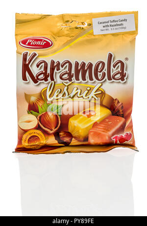 Winneconne, WI - 14. Oktober 2018: ein Paket von Pionir Lesnik karamela Caramel Toffee und Haselnüsse aus Serbien auf einem isolierten Hintergrund. Stockfoto
