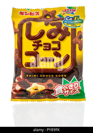 Winneconne, WI - 14. Oktober 2018: ein Paket von Ginbis Shimi choco Snack aus Japan auf einem isolierten Hintergrund. Stockfoto