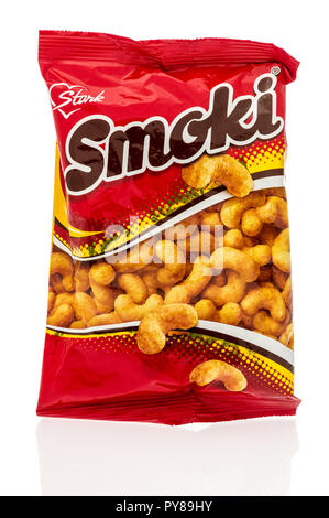 Winneconne, WI - 25. Oktober 2018: Eine Tasche von Stark Smoki puffs in Peanut Geschmack aus Serbien auf einem isolierten Hintergrund. Stockfoto