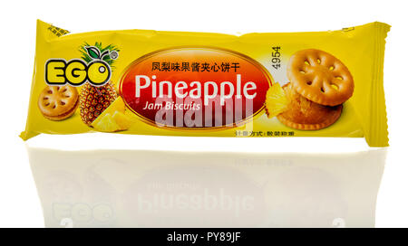 Winneconne, WI - 25. Oktober 2018: ein Paket von Ego Ananas marmelade Kekse Cookies aus Malaysia auf einem isolierten Hintergrund.