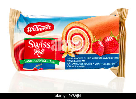 Winneconne, WI - 25. Oktober 2018: ein Paket von Wellmade Erdbeermarmelade und Vanille Creme swiss Roll aus Jordanien auf einem isolierten Hintergrund. Stockfoto