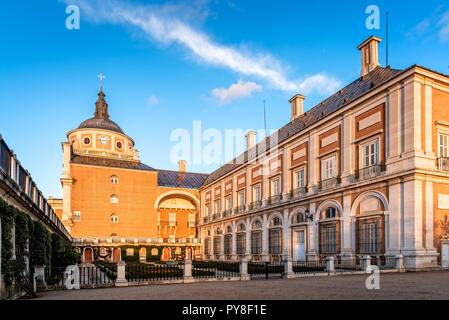 Aranjuez, Spanien - 21. Oktober 2018: Royal Palast von Aranjuez bei Sonnenaufgang. Es ist eine Residenz des Königs von Spanien für die Öffentlichkeit zugänglich Stockfoto