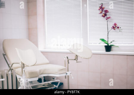 Fyazino, Russland - 06 11 2018: gynäkologische Stuhl in der Arztpraxis, Orchidee. Women's Health Concept Stockfoto