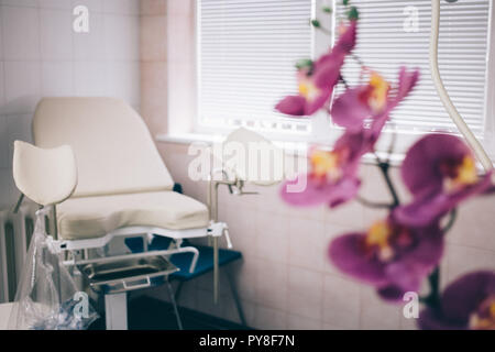 Fyazino, Russland - 06 11 2018: gynäkologische Stuhl in der Arztpraxis, Orchidee. Women's Health Concept Stockfoto