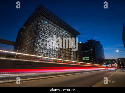 Brüssel, den Verkehr vor der Europäischen Gebäude bei Nacht Stockfoto