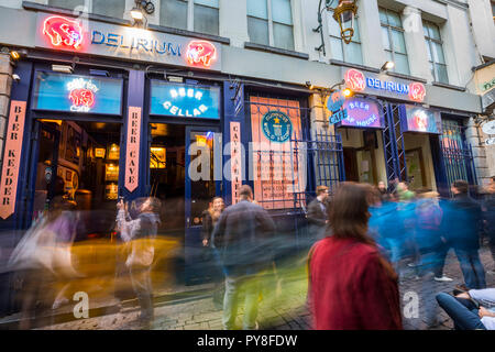 Touristen vor der beliebten Delirium Bier Bar in Brüssel Stockfoto