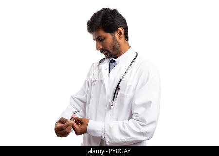 Indische optometrist Arzt halten und bei Brillen oder Brillen als augenheilkunde Konzept auf weißem Hintergrund Stockfoto