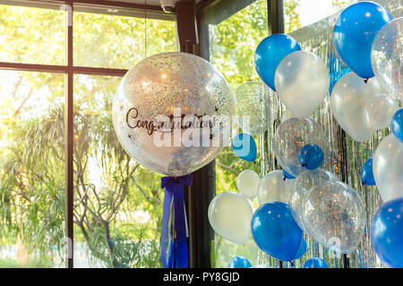 Luftballons mit Wort herzlichen Glückwunsch zu Ballon Dekoration im Restaurant. Stockfoto