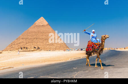 Gizeh, Ägypten - 16. September 2008: Kamelreiter und Pyramide von Khufu, Giza, Ägypten Stockfoto