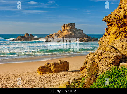 Felsformation am Praia do Castelejo, der Costa Vicentina, Algarve, Portugal Stockfoto