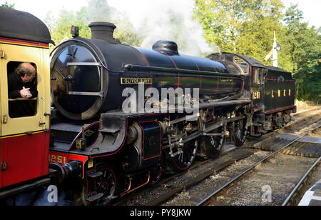 LNER Class B1 No 1264 verlässt den Bahnhof Goathland mit dem 0900 Pickering nach Grosmont, 28.09.2018 verkleidet als ehemaliger Klassenkamerad No. 1251 'Oliver Bury'. Stockfoto