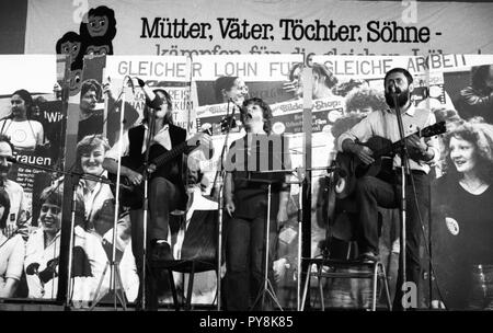 Nach einer Beschwerde von der IG Druck und Papier, über 7.000 Demonstranten auf die Straße gingen, in Kassel am 6. September 1981 in Solidarität mit der Heinze Frauen für gleiche Bezahlung für Männer und Frauen. | Verwendung weltweit Stockfoto