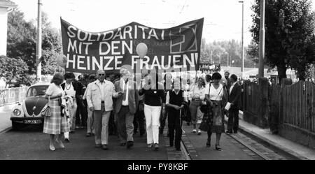 Nach einer Beschwerde von der IG Druck und Papier, über 7.000 Demonstranten auf die Straße gingen, in Kassel am 6. September 1981 in Solidarität mit der Heinze Frauen für gleiche Bezahlung für Männer und Frauen. | Verwendung weltweit Stockfoto