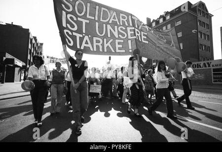 Nach einer Beschwerde von der IG Druck und Papier, über 7.000 Demonstranten auf die Straße gingen, in Kassel am 6. September 1981 in Solidarität mit der Heinze Frauen für gleiche Bezahlung für Männer und Frauen. | Verwendung weltweit Stockfoto