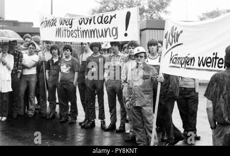 Warnstreik der IG Metall Mitbestimmung bei Thyssen in Oberhausen am 30.07.1980. . | Verwendung weltweit Stockfoto