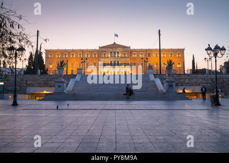 Athen, Griechenland - 24. Oktober 2018: Gebäude des Griechischen Parlaments auf dem Syntagma-Platz in Athen. Stockfoto