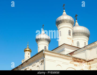 In Weliki Nowgorod, Russland. Christ-erlöser-Kathedrale auf dem Gebiet der Russisch-orthodoxen Kloster Yuriev im Frühjahr sonniger Tag, Detailansicht der Kuppeln und Glockenturm Stockfoto