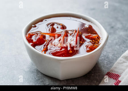 Hausgemachte Bio Cherry Tomaten Marmelade in der Schüssel/Marmelade mit Tomaten zum Frühstück. Stockfoto