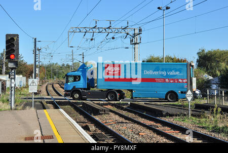 Fahrzeuge überqueren den Bahnübergang am Bahnhof Ely, Cambridgeshire, England, Großbritannien Stockfoto