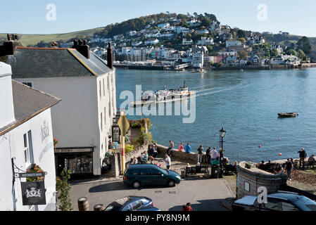 Dartmouth und Kingswear, Devon, Großbritannien. Die untere Fähre überquert die Dart Flussmündung und Ansätze Dartmouth Helling aus Kingswear. Stockfoto