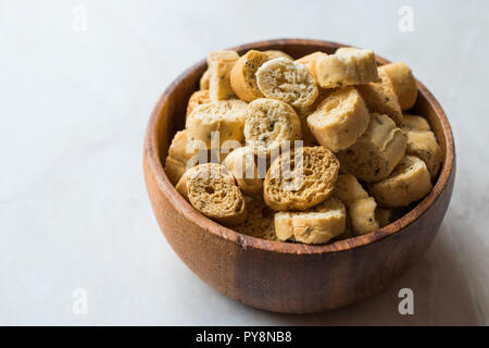 Stapel von Runden knusprigen Croutons Roggen Brot Kekse/Crostini. Organische Vorspeise Chips. Stockfoto