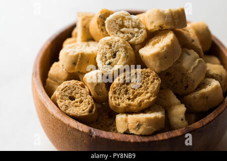 Stapel von Runden knusprigen Croutons Roggen Brot Kekse/Crostini. Organische Vorspeise Chips. Stockfoto