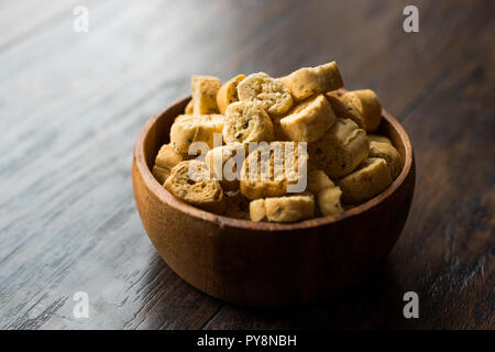 Stapel von Runden knusprigen Croutons Roggen Brot Kekse/Crostini. Organische Vorspeise Chips. Stockfoto