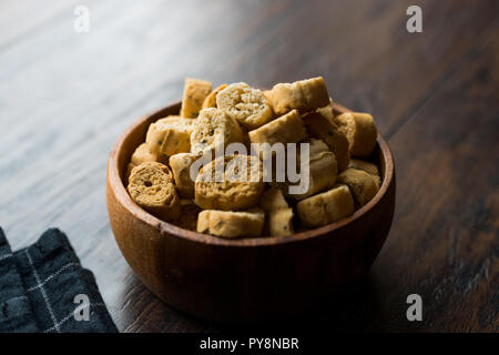 Stapel von Runden knusprigen Croutons Roggen Brot Kekse/Crostini. Organische Vorspeise Chips. Stockfoto