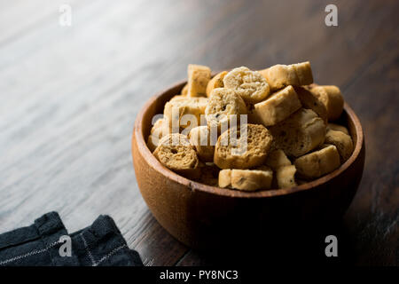 Stapel von Runden knusprigen Croutons Roggen Brot Kekse/Crostini. Organische Vorspeise Chips. Stockfoto