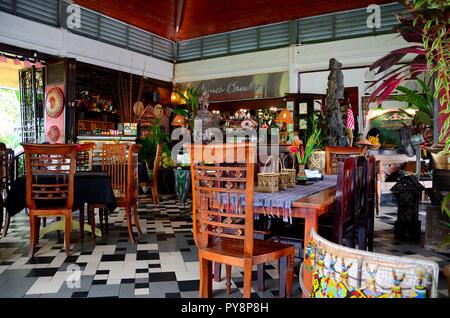 Tische, Stühle und ethnische Tribal Innenraum Brooke Cafe Restaurant Kuching, Sarawak, Malaysia Stockfoto