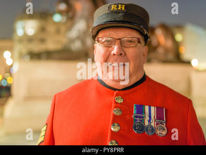 Chelsea Rentner tragen seiner markanten roten Jacke in Trafalgar Square, London, England, UK. Stockfoto