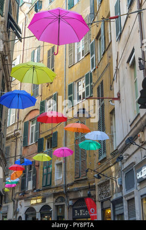 Colouful Regenschirme in der Straße in Genua (Genova) in Italien, Europa. Stockfoto