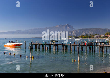 Schnellboot und Steg am Gardasee in Norditalien Stockfoto