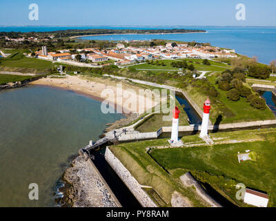 Luftaufnahme der "Ile d'Aix" Insel (vor den Küsten von Frankreich). Die Twin Leuchttürme und Strand der Bucht 'Anse de la Croix" Stockfoto