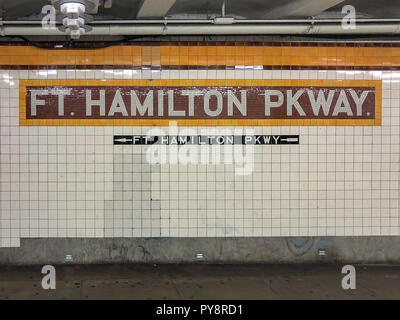 Brooklyn, New York - 22. Mai 2018: Fort Hamilton Parkway U-Bahn Station in Brooklyn, NY entlang der F-Linie. Stockfoto