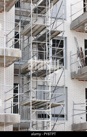 Gebäude im Bau. Gerüstkonstruktion. Industrie. Vertikale Stockfoto