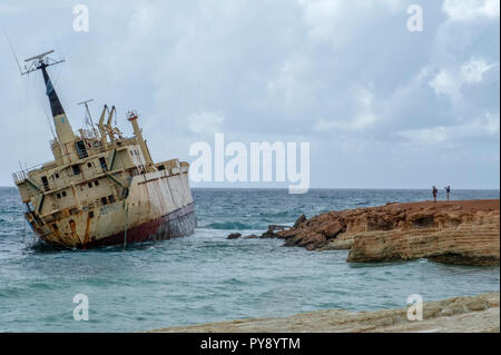 Abgebrochene Frachtschiff Edro3 auf Felsen in der Nähe von Höhlen, Coral Bay, Paphos, Zypern geerdet. Stockfoto