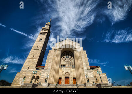 Die grösste katholische Kirche in Nordamerika, die Basilika von Nationalheiligtum der Unbefleckten Empfängnis in Washington, DC. Stockfoto