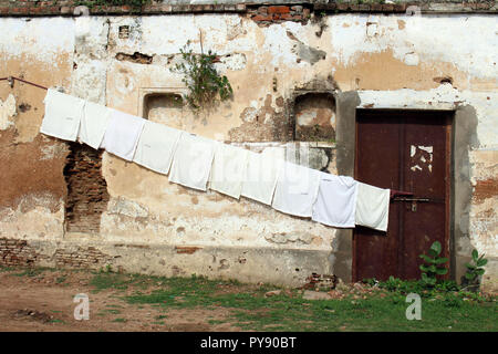Die rustikale Tür, Fenster und Kleidung Linie in Varanasi. In Indien genommen, August 2018. Stockfoto