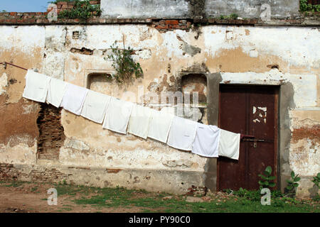 Die rustikale Tür, Fenster und Kleidung Linie in Varanasi. In Indien genommen, August 2018. Stockfoto