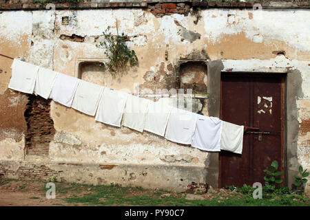 Die rustikale Tür, Fenster und Kleidung Linie in Varanasi. In Indien genommen, August 2018. Stockfoto