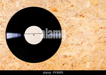 Farbe schwarz vinyl Record mit White Label auf Sperrholz Hintergrund Stockfoto