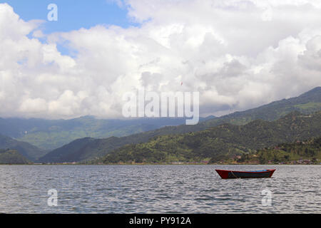 Boote um Phewa-see und Hügeln in Pokhara, ein beliebtes Touristenziel. In Nepal, August 2018. Stockfoto