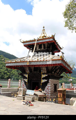 Übersetzung: Die Tal Barahi Nepali Budhdist Tempel in der Mitte des Phewa See in Pokhara Stockfoto