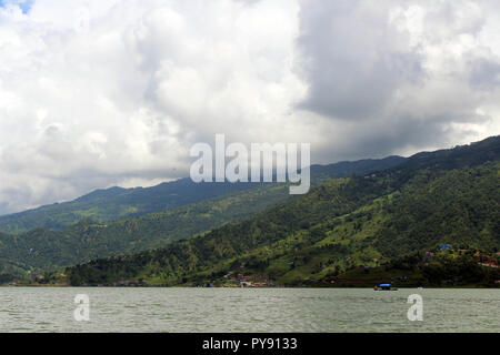 Boote um Phewa-see und Hügeln in Pokhara, ein beliebtes Touristenziel. In Nepal, August 2018. Stockfoto