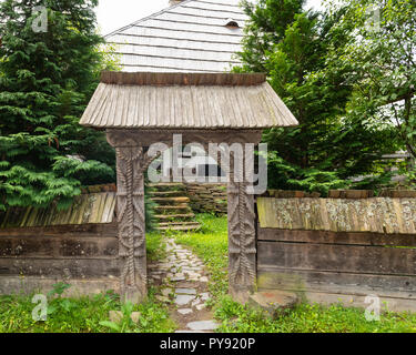 Traditionelle Handarbeit aus Holz geschnitzte Tor aus Maramures Region im Norden von Rumänien. Stockfoto